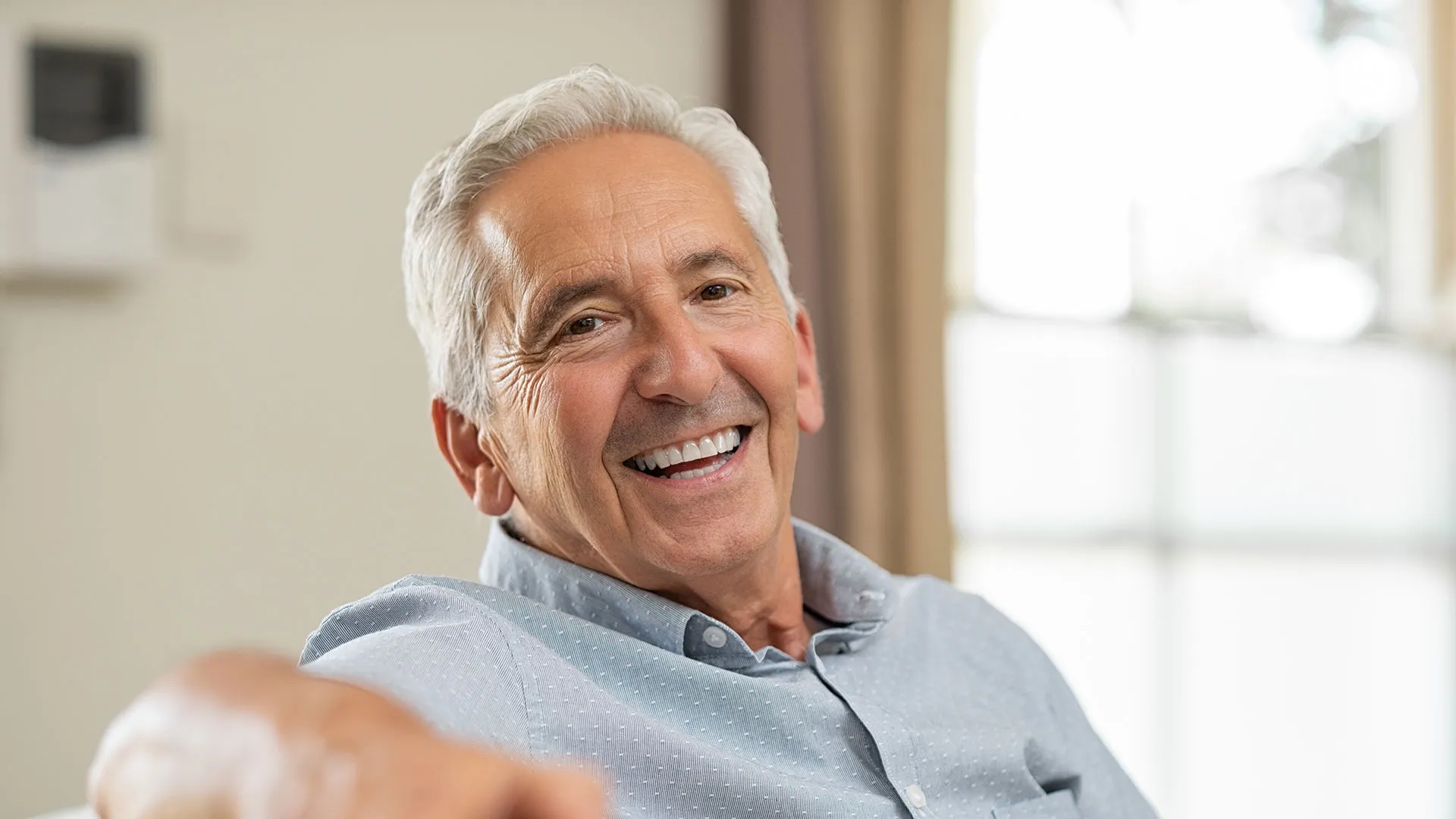 Senior lächelt