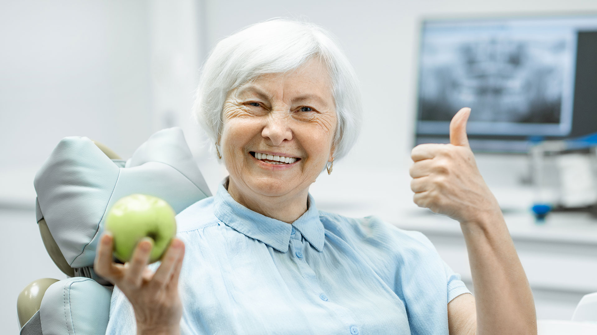 Frau mit grünen Apfel