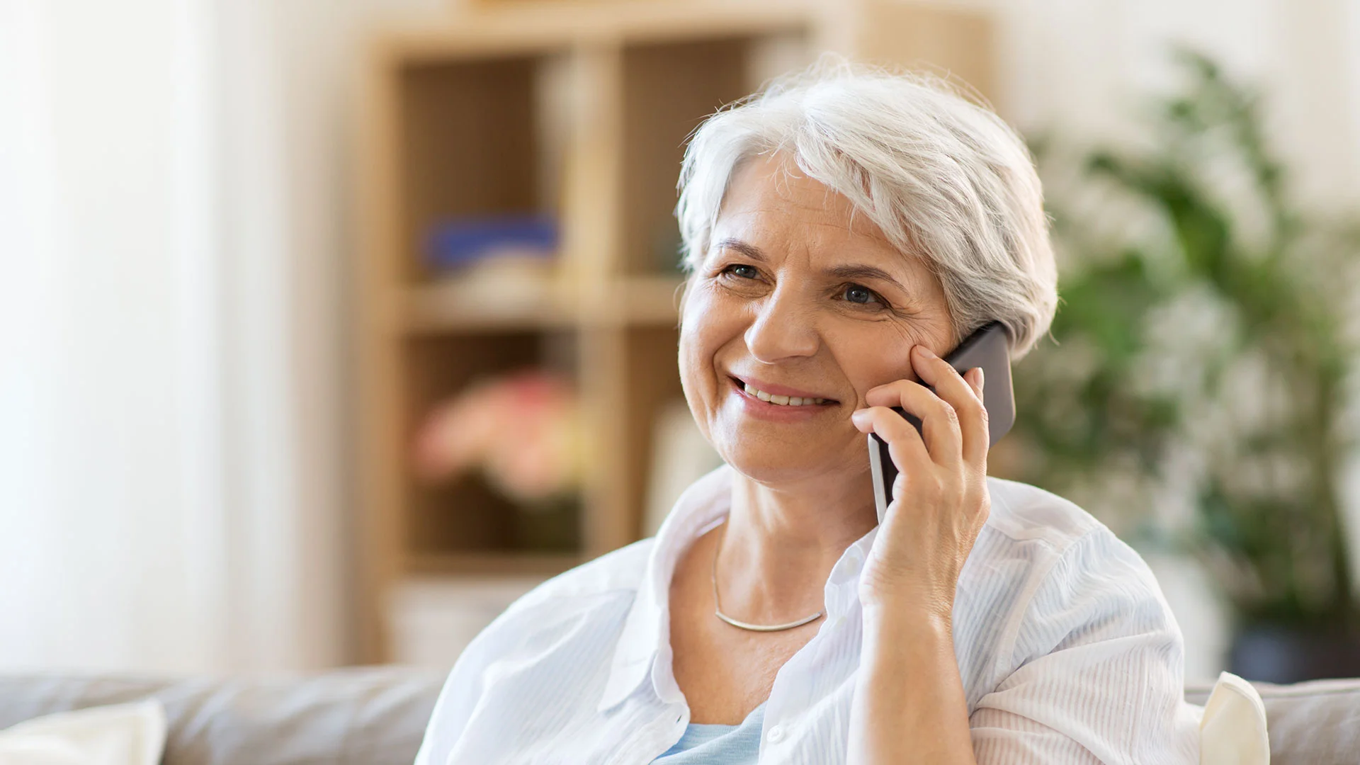 Frau telefoniert mit Handy