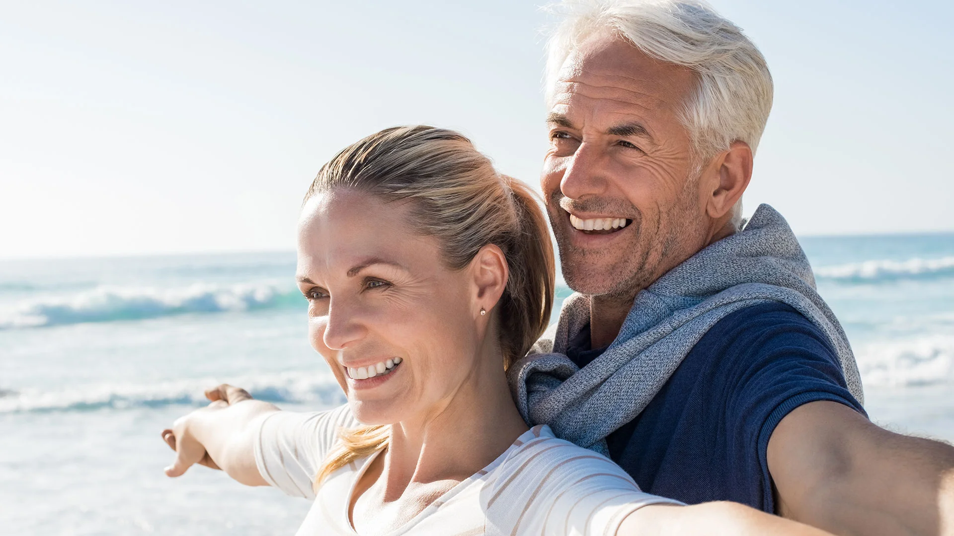 glückliches Paar mittleren Alters